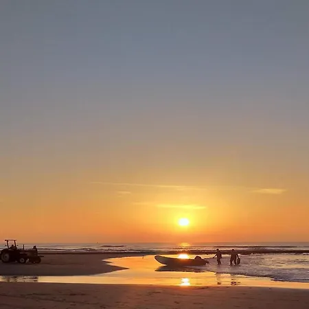 Modern Close To With Views 度假居